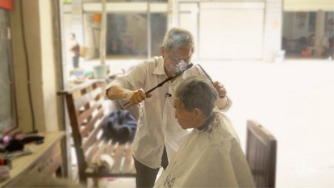 74岁大爷火钳烫发50年,几个乡的人都来烫发,天天有人排队